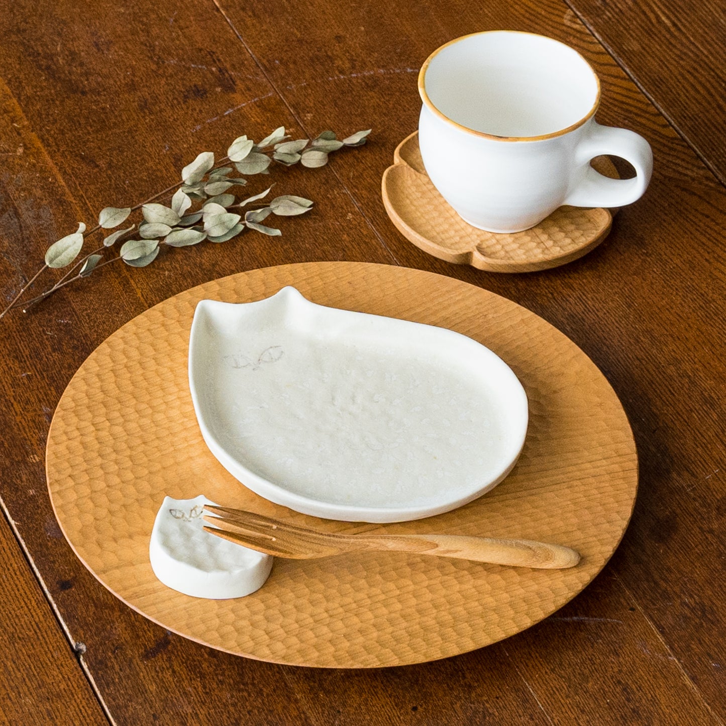おうちでカフェ気分を味わえる庄司千晶さんのねこのお皿と箸置き