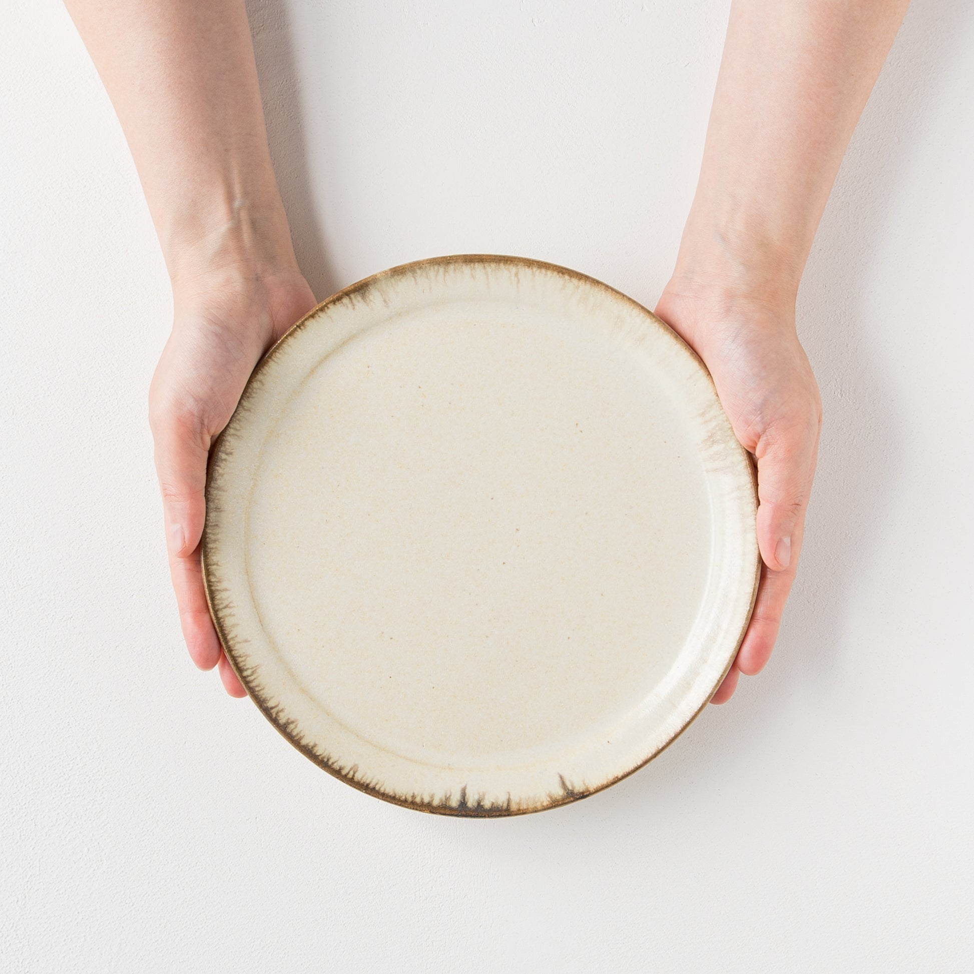盛り付けたお料理が引き立つヤガミサヨさんの7寸リムプレート