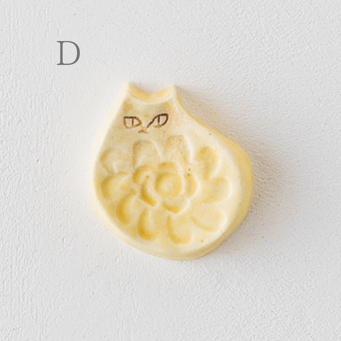 淡いシトロンの色が可愛らしい庄司千晶さんのねこの箸置き