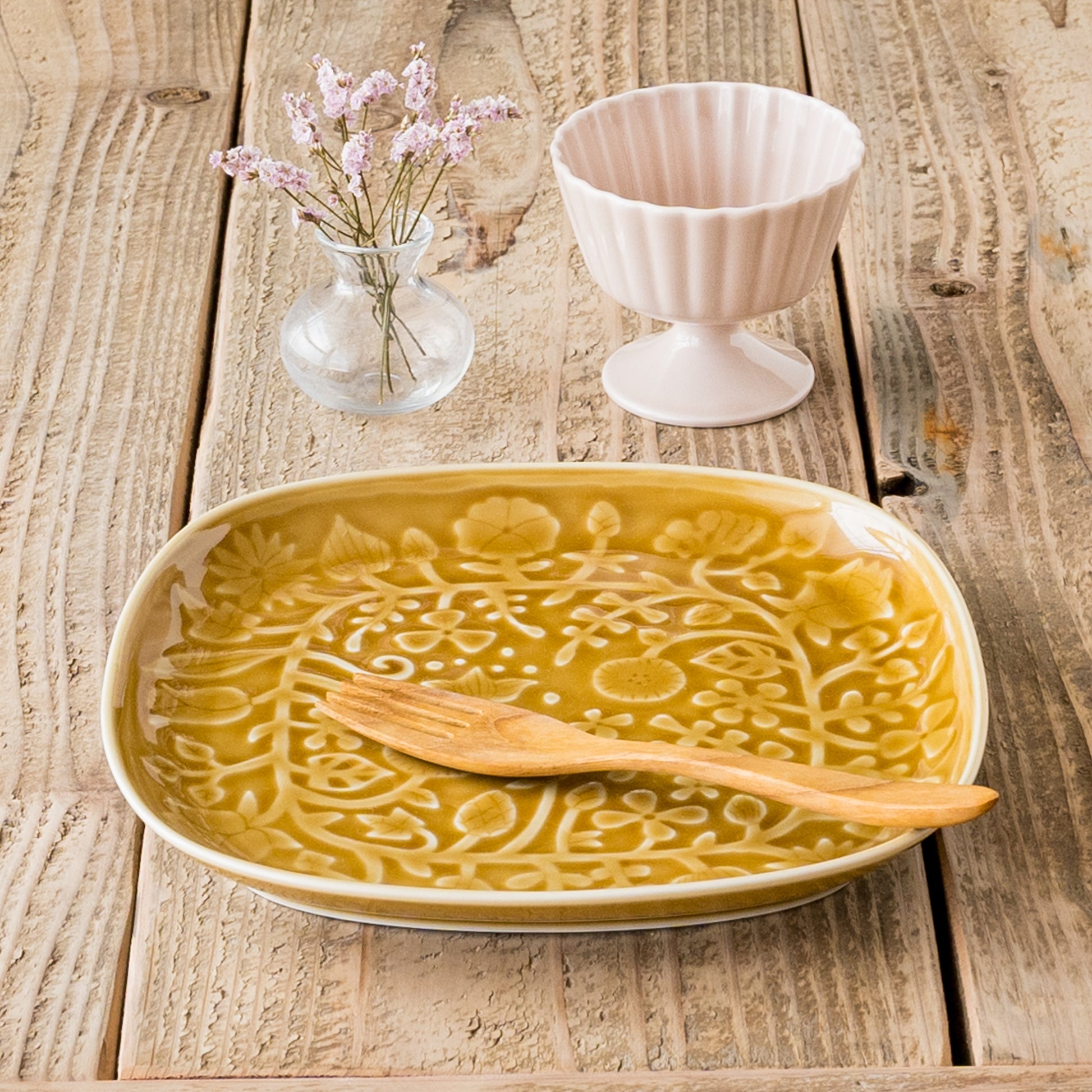 波佐見焼和山のレリーフフラワーパレードのプレート大とデザートカップ