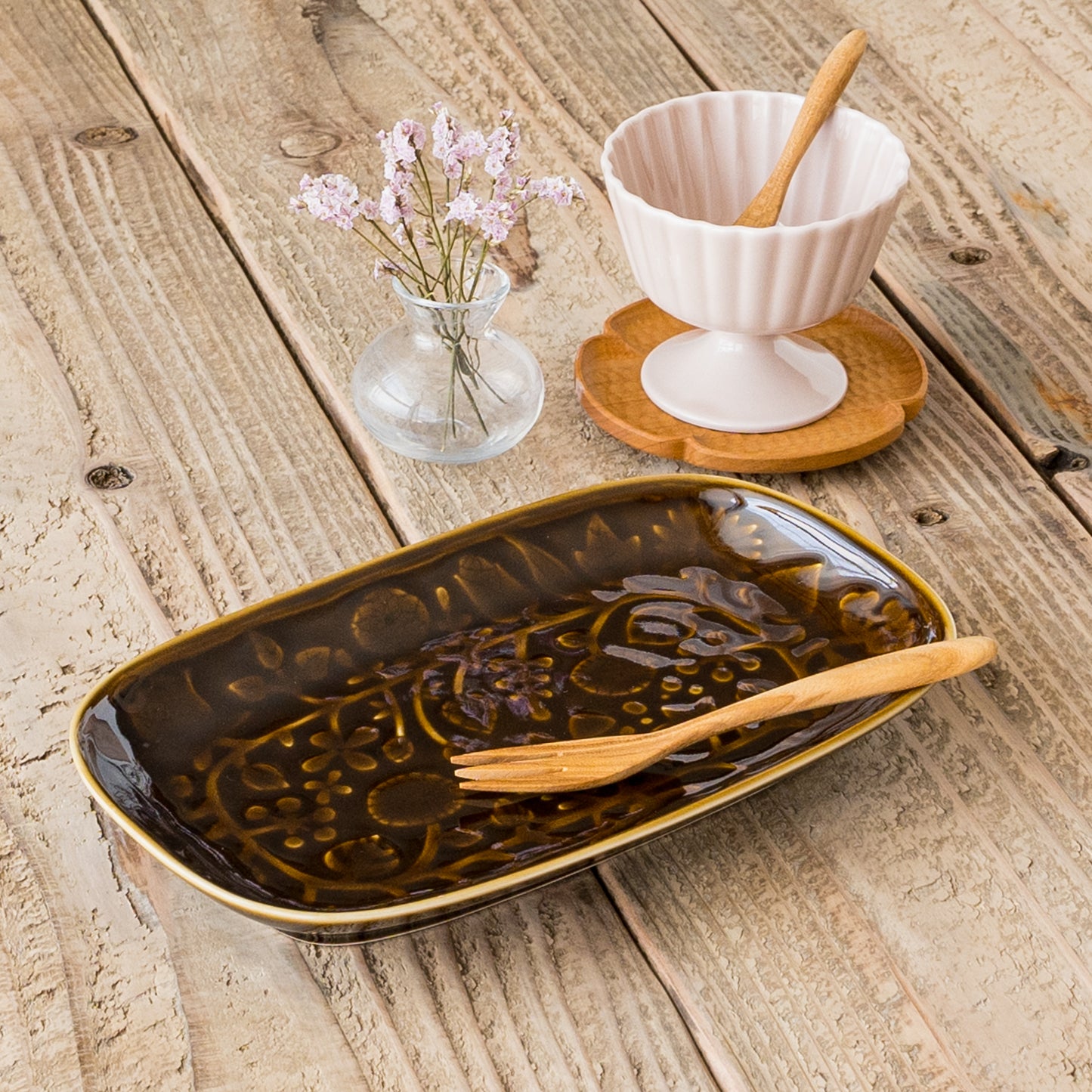 波佐見焼和山のデザートカップとレリーフフラワーパレード長角皿