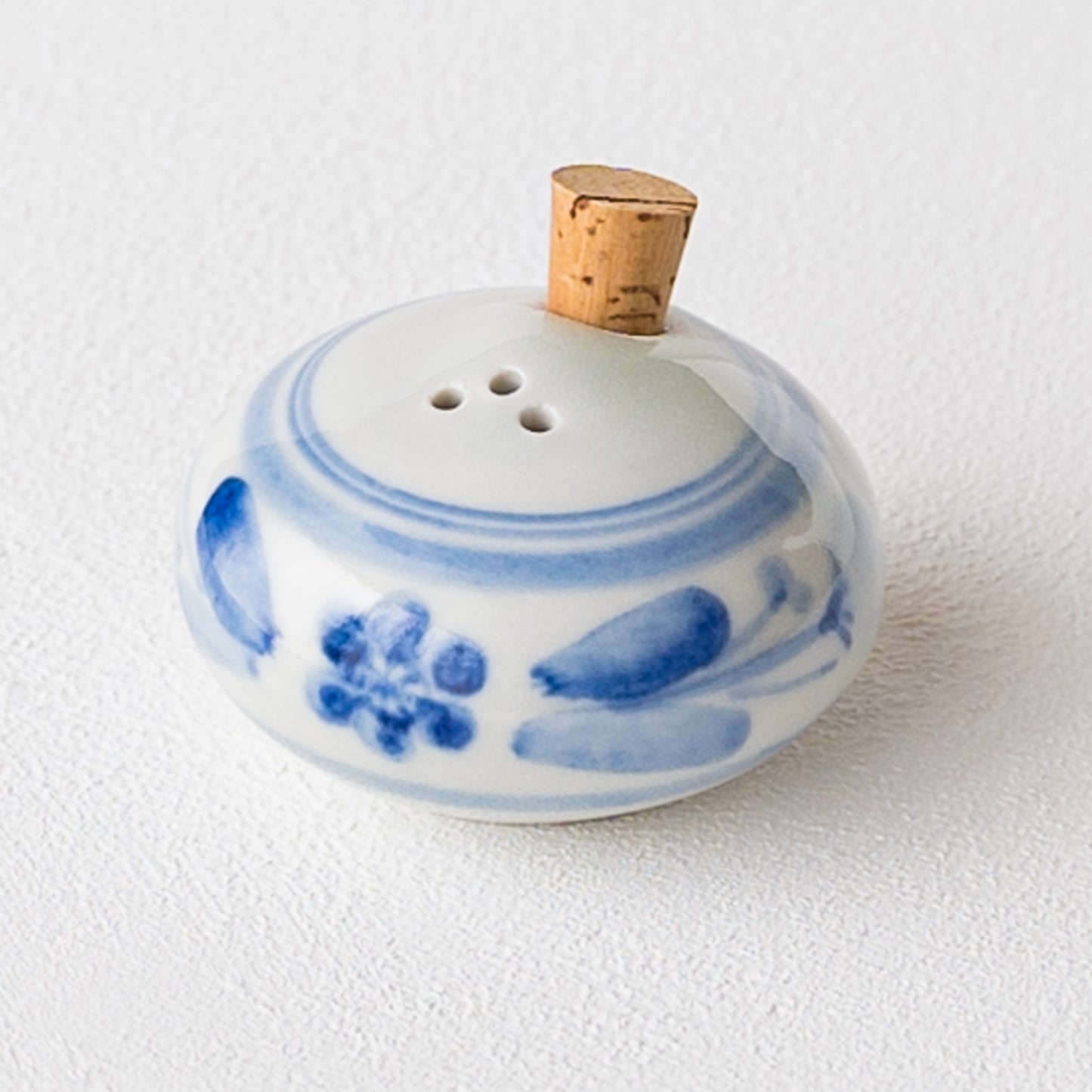 食卓を素敵に彩ってくれる田中志保さんの塩コショウ入れ