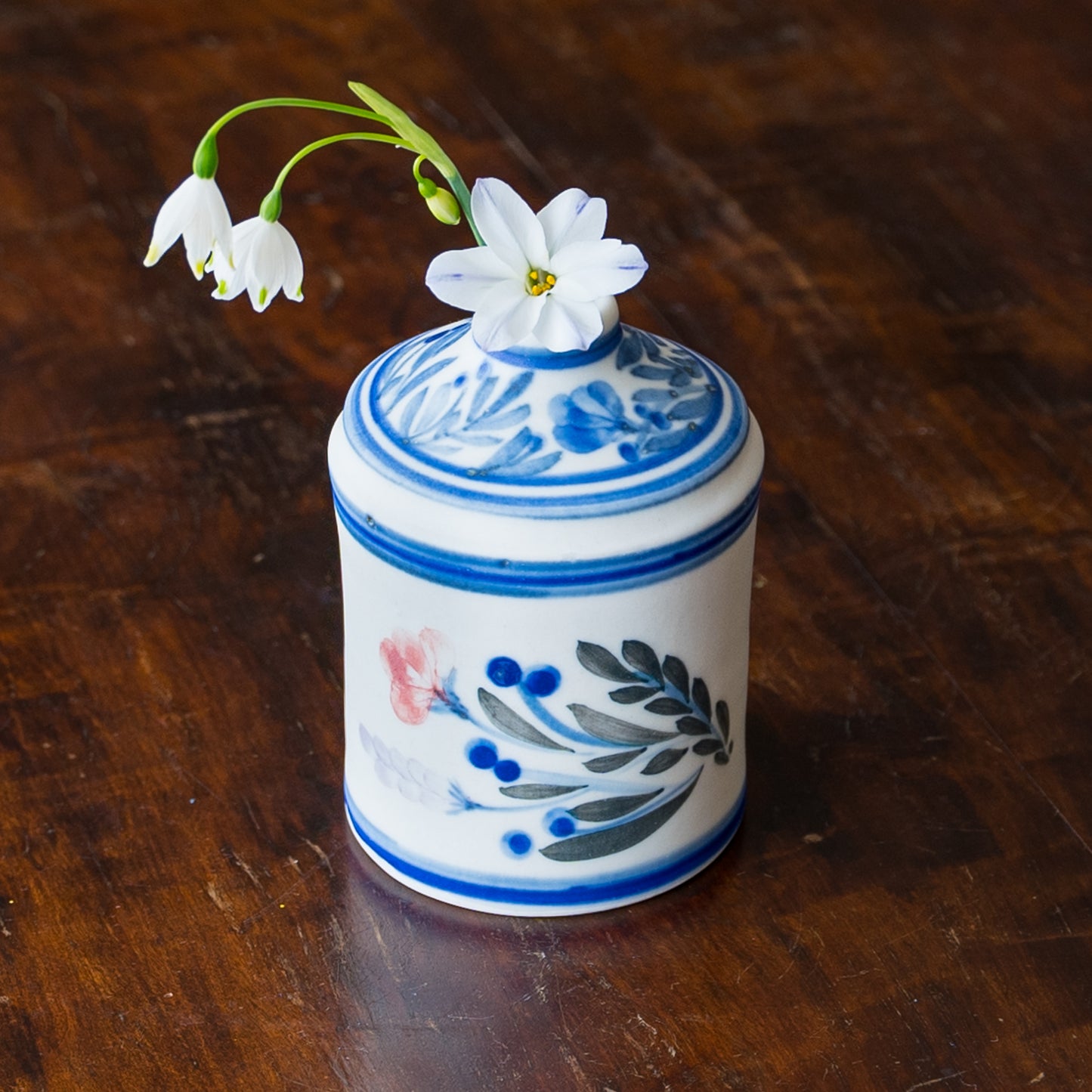日々の暮らしに彩りを添えてくれる田中志保さんの花模様の花器