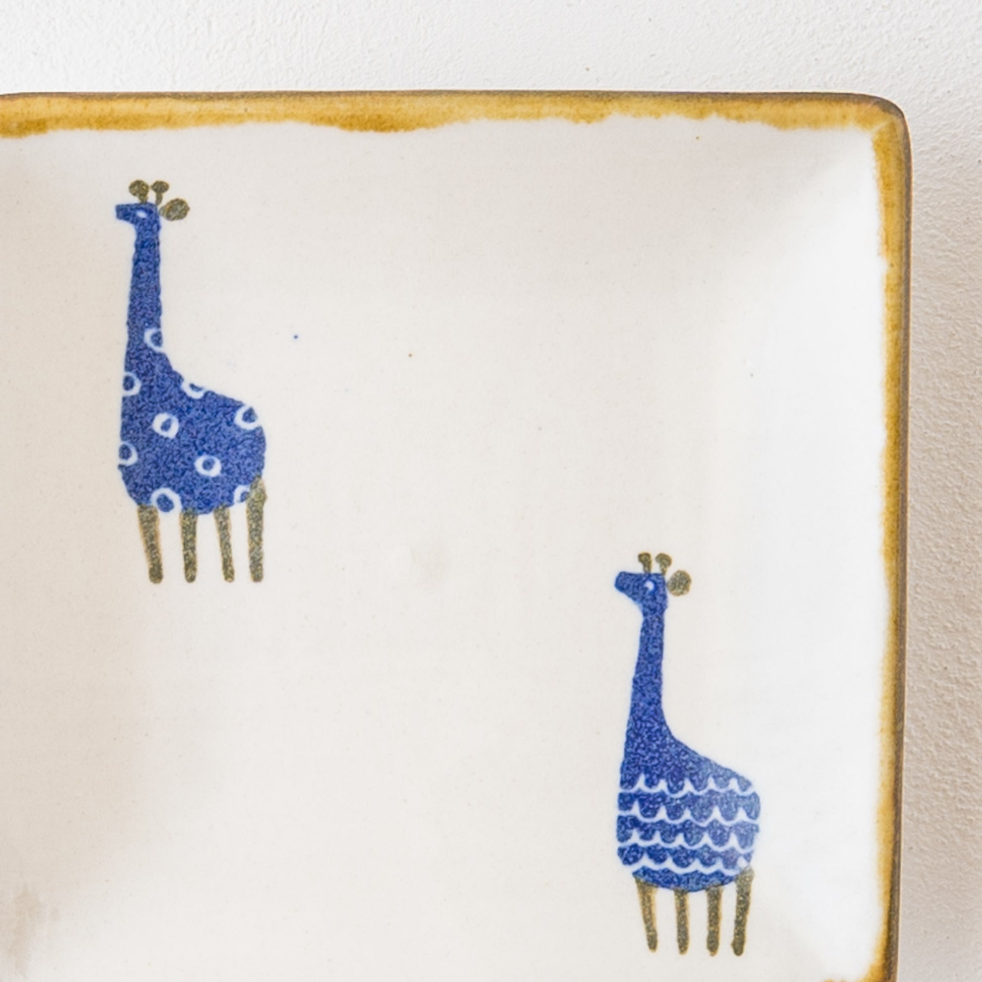 和紙染めの柔らかな絵柄に癒される安見工房の和紙染めキリンの角小皿