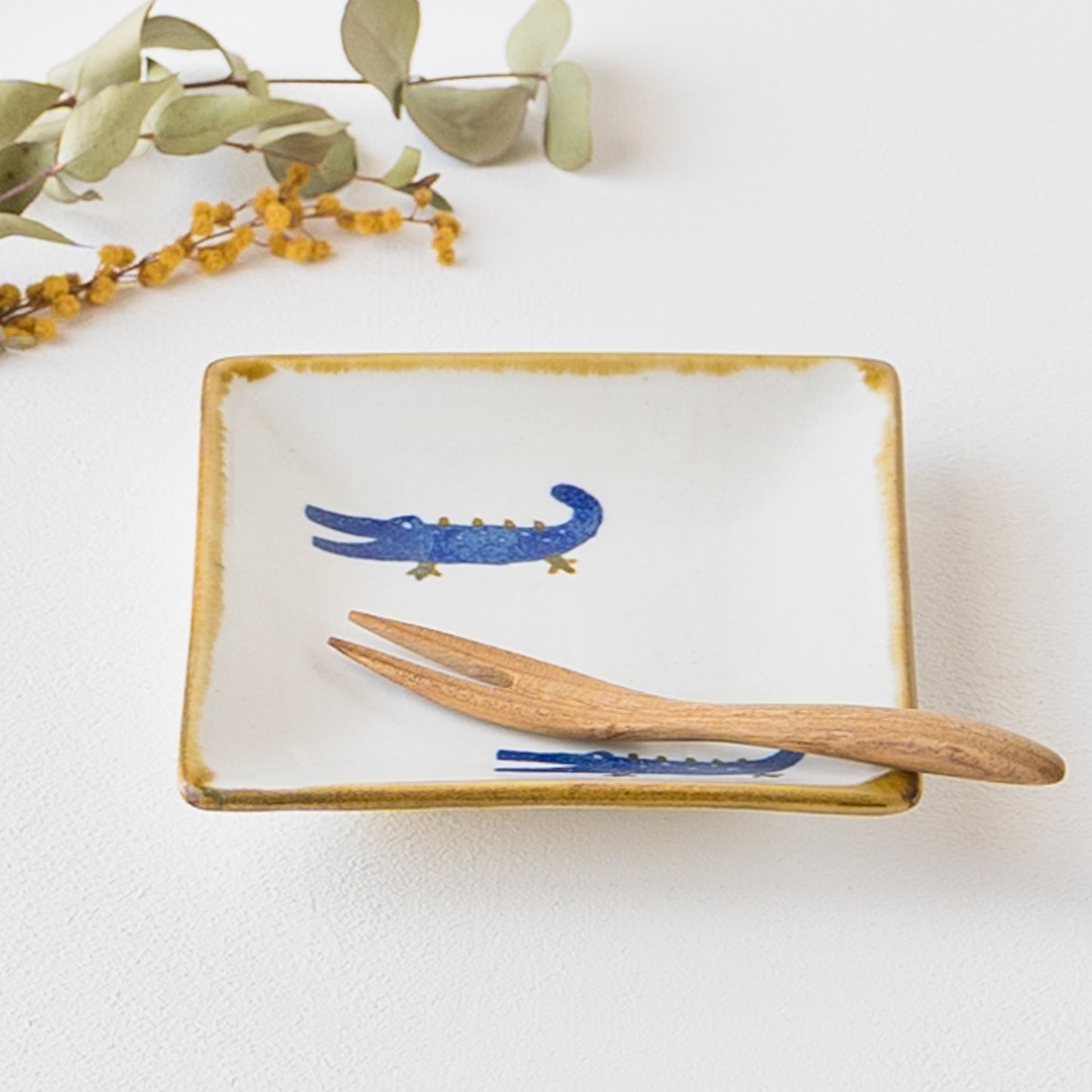 お団子や羊羹をのせるのにピッタリな安見工房の和紙染めワニの角小皿