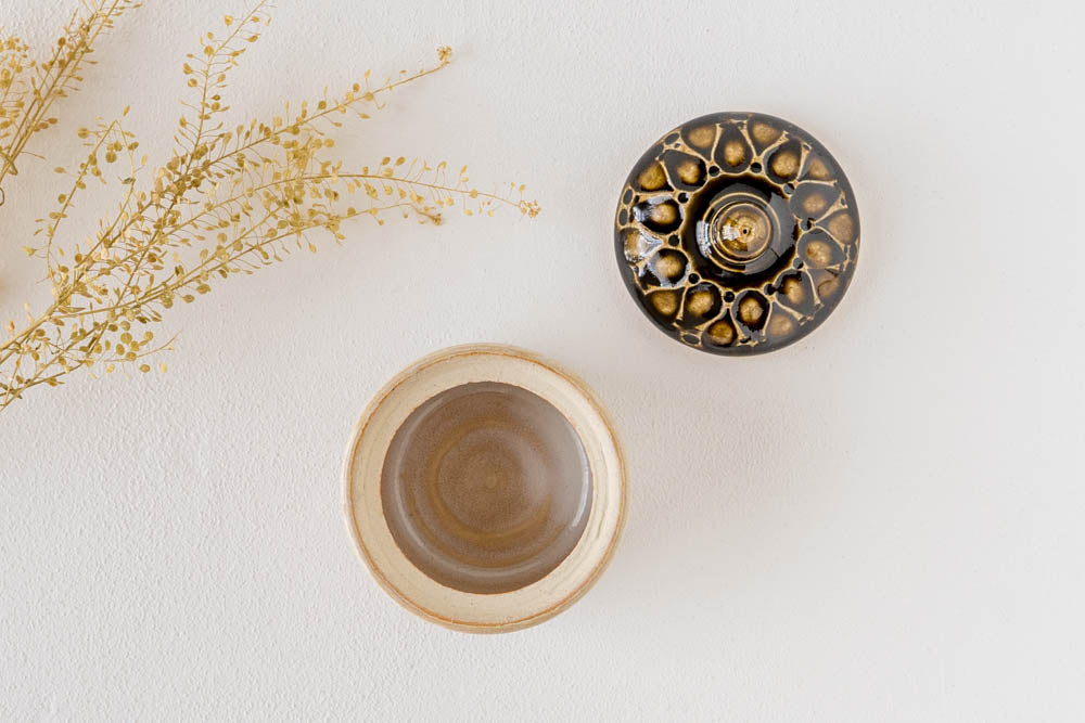 ルリアメ工房のこげ茶色釉のお宝もの入れ