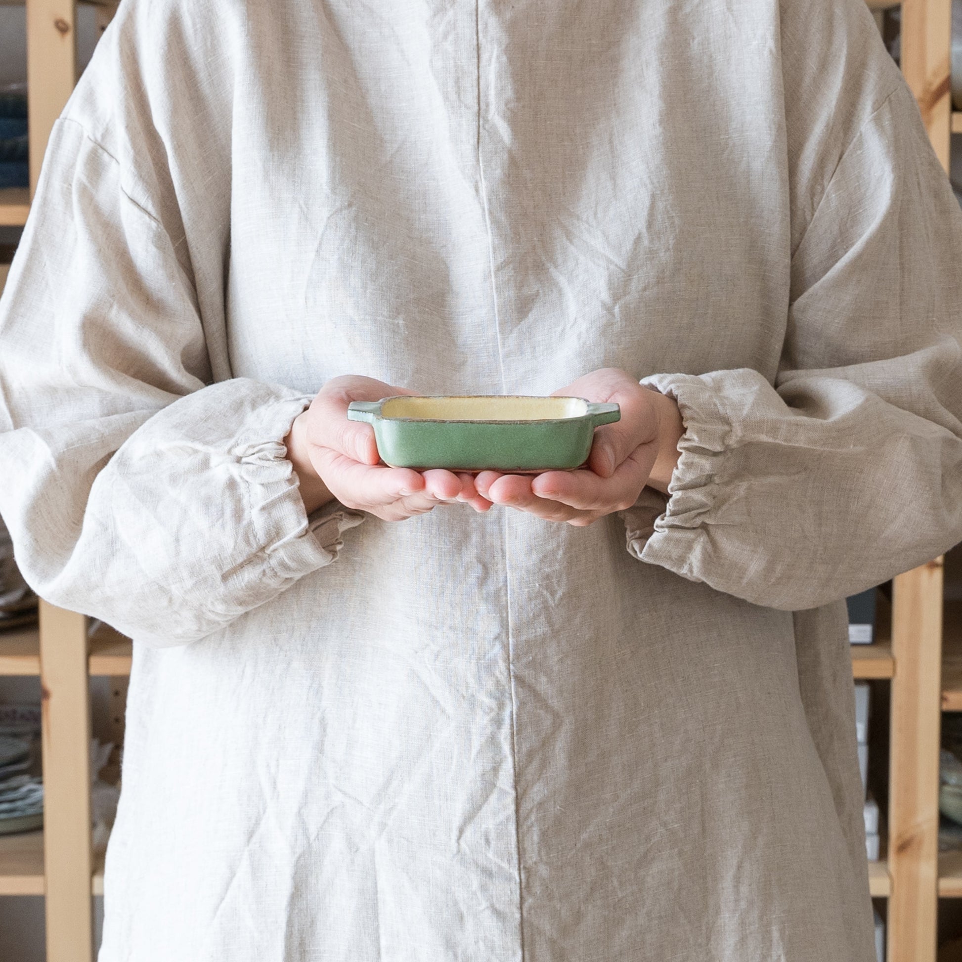 食卓が明るくなるヤガミサヨさんの若草色の豆皿