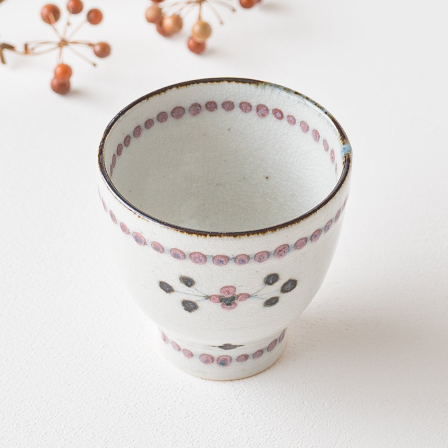 お茶の時間をゆっくり過ごせる陶彩窯の小花文湯吞み