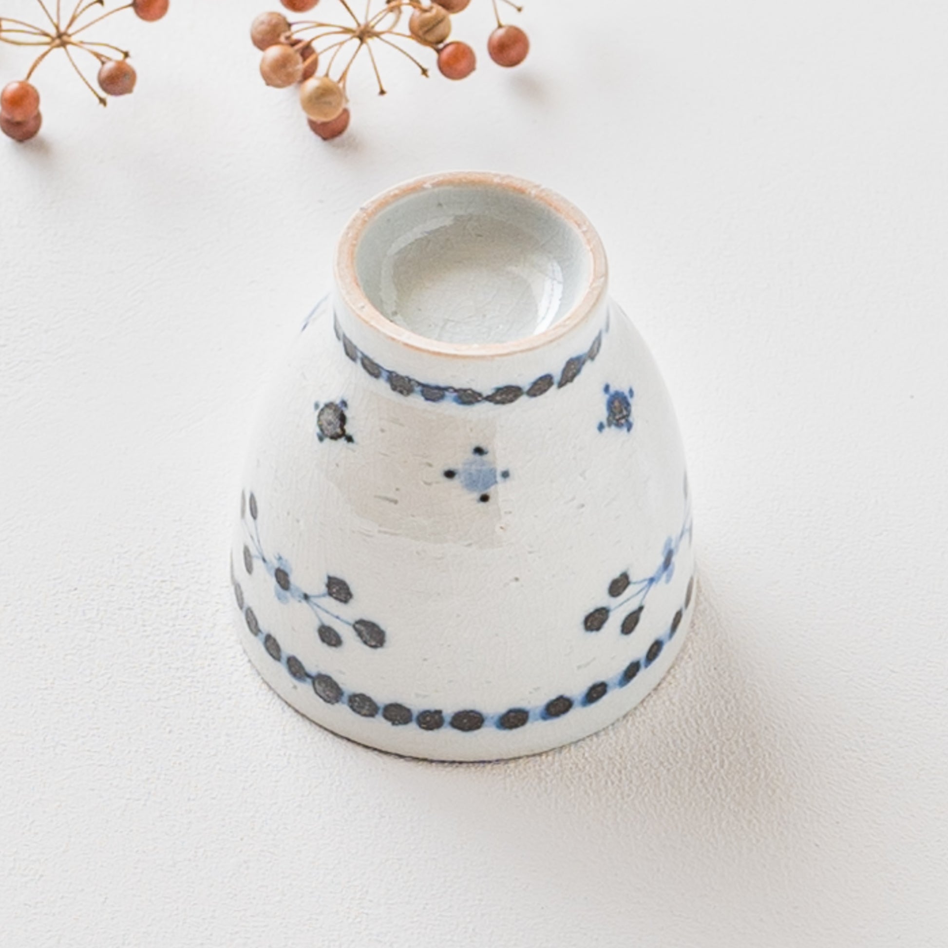 お茶の時間をゆっくり過ごせる陶彩窯の小花文の湯吞み
