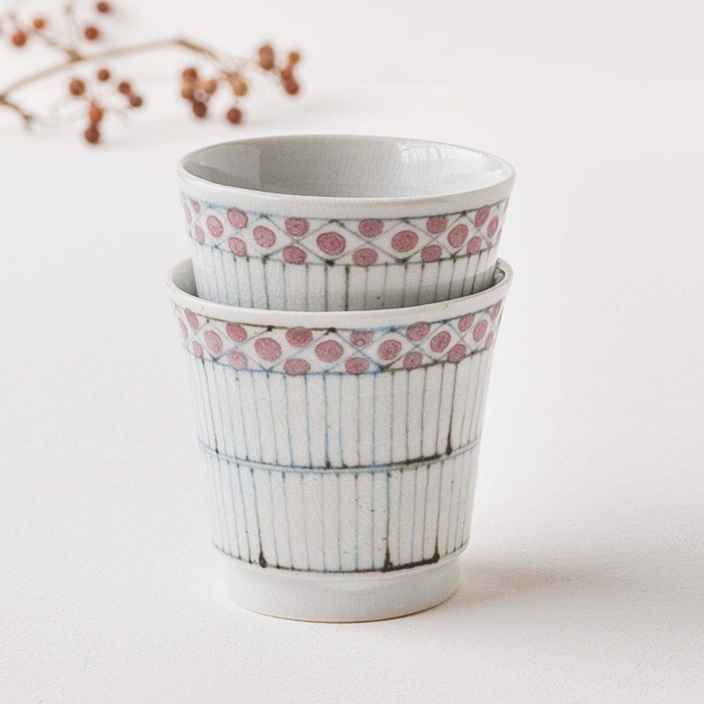 お茶の時間を楽しく過ごせる陶彩窯の花垣文の湯吞み
