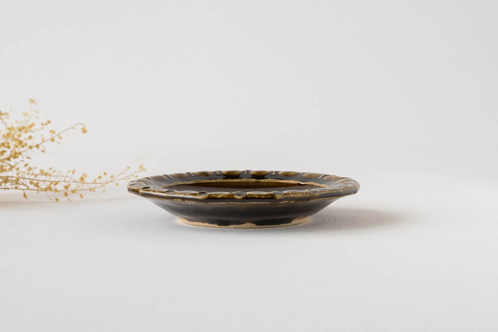 ルリアメ工房のこげ茶色釉の小皿