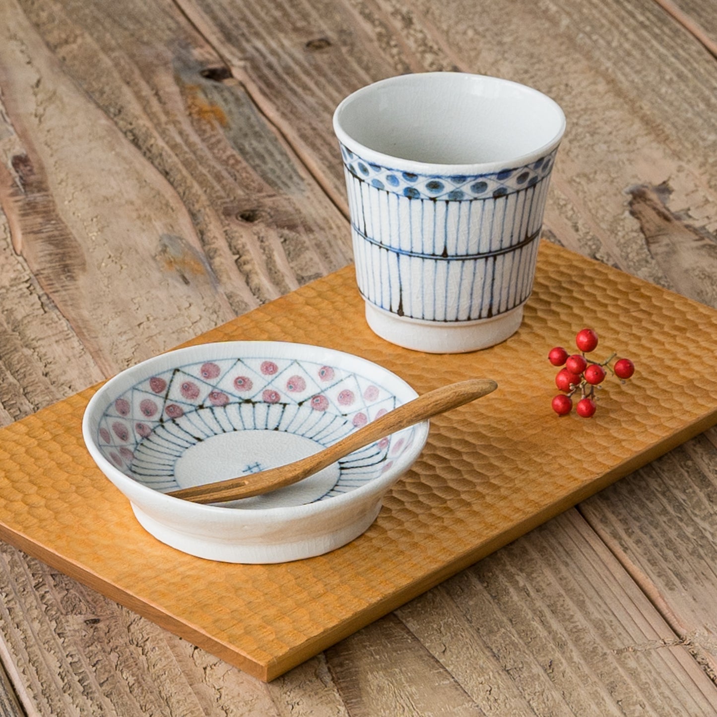来客の時に使いたい陶彩窯の花垣文3.5寸皿と湯吞み